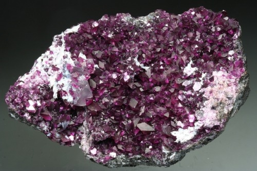 bijoux-et-mineraux:  Kämmererite with Calcite and Asbestos - Kop Krom Mine, Kop Daglari, Eastern Anatolia, Turkey
