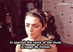 algofalla:  themathomhouse:  emedeme:  vertigos: Cast (and GRRM) saying the name of the show in Spanish. (x)  HUEVO.DE.TRONOS.    Comentario TOP:  
