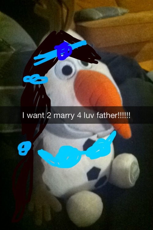 disneyismyescape:  olaf likes 2 play dress up and i like to pretend i can art  