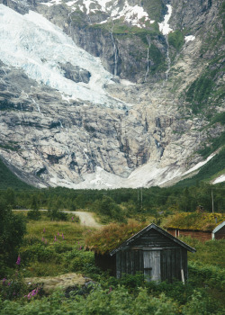 davykesey:  One of my favorite parts of Norway are all the houses and cabins with grass roofs. It feels like you’re in some sort of fantastic storybook.   