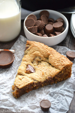 cupcakes-for-breakfast:Reese’s Peanut Butter Cup Cookie Pie (Pizookie) | What the Fork Food Blog
