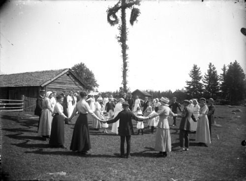 vintage-sweden:Midsummer celebration, 1910s, Sweden. Location is Hamrånge, Gävl