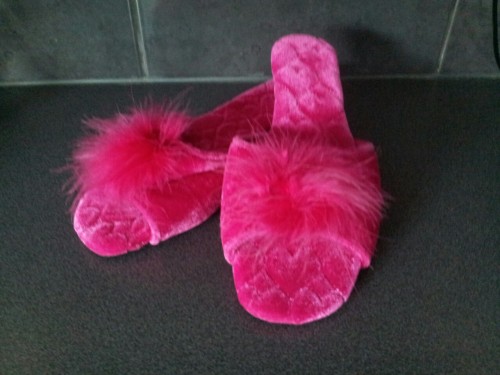 gahollen:  slipperlover2011:  Kims new slippers to wear on a regular basis .. wont be long before th