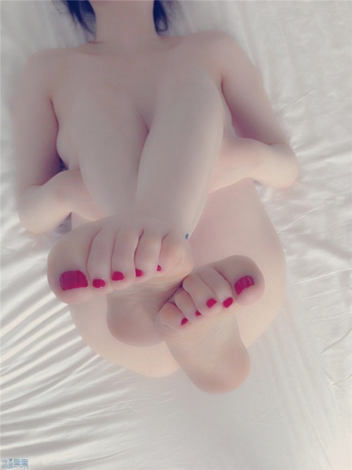 unintentionalfootlover:  onlythebesttoesucker:  daveysmitty:  Nice set of pics   Ok Dave, what’s her name, where she live, I’m in Love and I’ll give her all my $$$  Dreamy soft toes!!