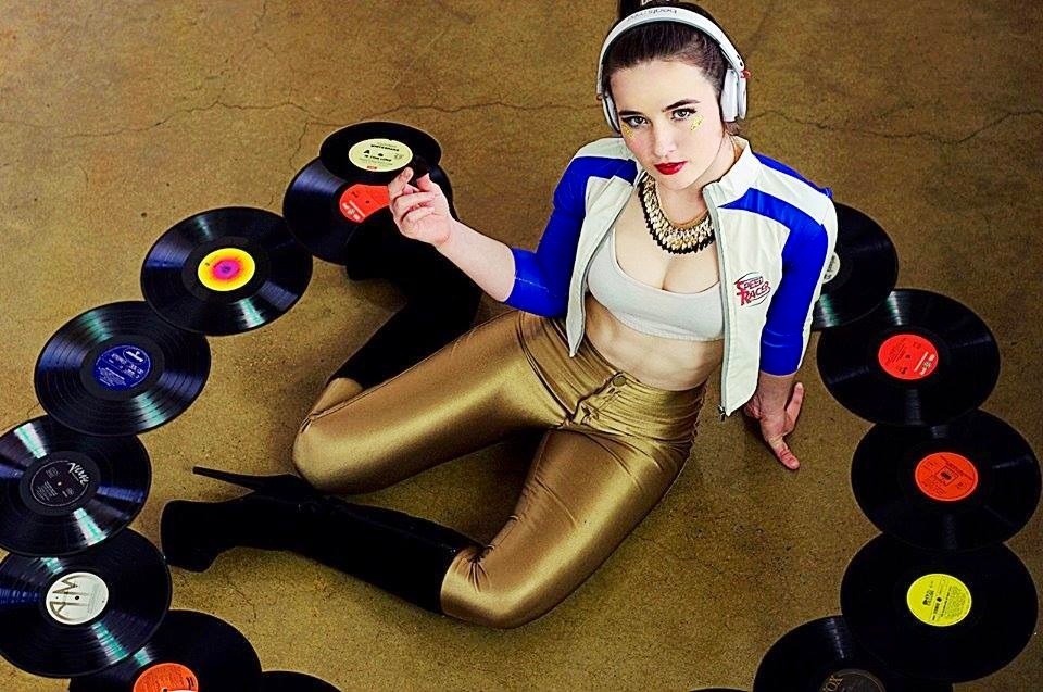 chickswithrecords:  in the round. 