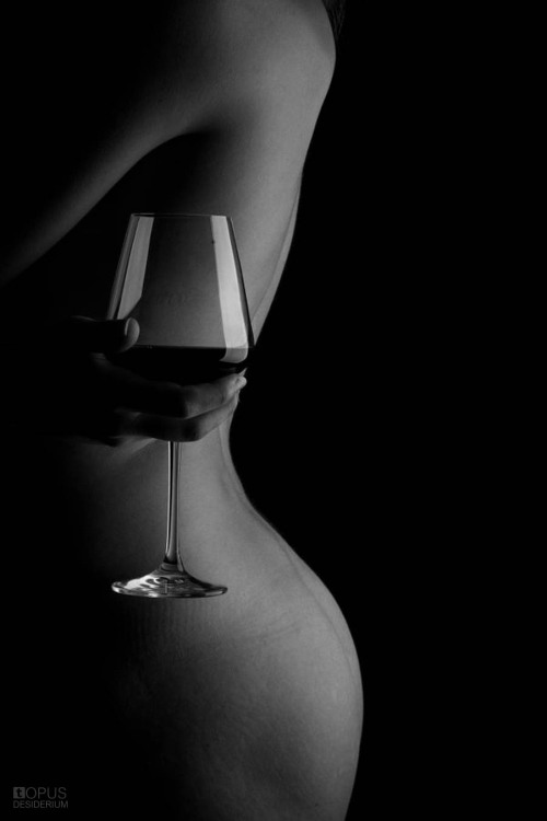 sensual-dominant:  Naked and with a glass porn pictures