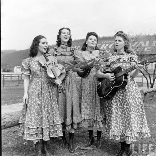 Renfro Valley Barn Dance(Alfred Eisenstaedt. 1942)