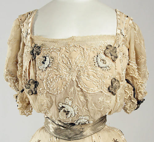 Up Close: Evening Dress Jeanne Hallee c.1905 (MET)