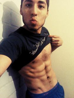 ultra-chilenosricoshot-me:  Daniel, 21 años, de Chiloe, Futbolista, con un riquisimo cuerpo y un gran pene, muy jugueton, PARTE 1 