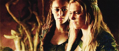 likeanevilpanda:  #can we please take a moment to appreciate this? #Clarke is just standing there, e