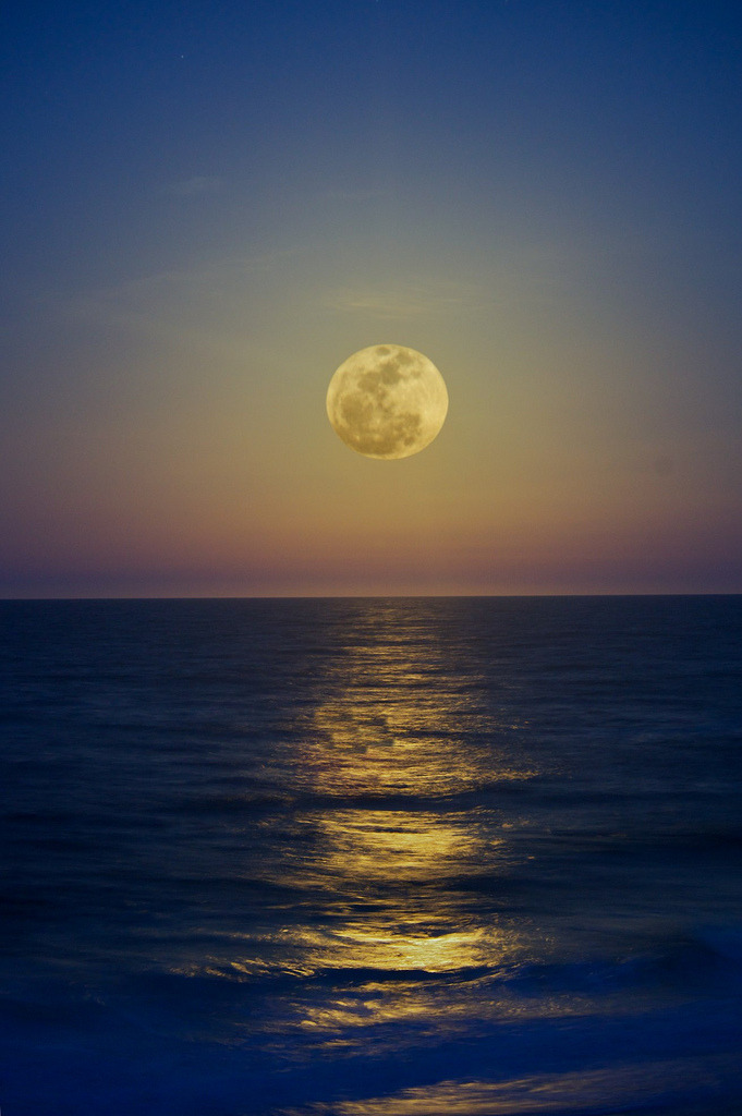 10bullets:  Moonrise at Nags Head (by Jim Liestman) 