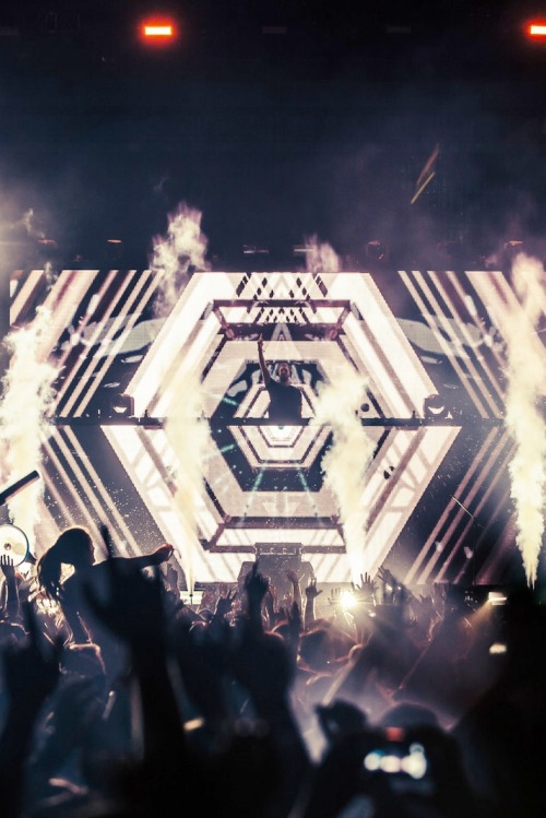 rave-world:  Calvin Harris ~ Coachella 2014 | Rukes.com 