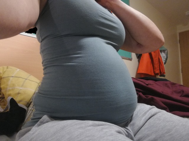 roundmuse:do you think I could trick people into thinking I&rsquo;m pregnant? spoiler alert it&rsquo;s all junk food 