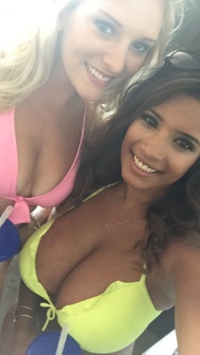 bikini-selfies:  Woah!