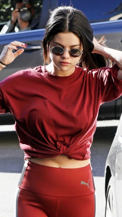 Selena Gomez LockscreensLike if you save<3