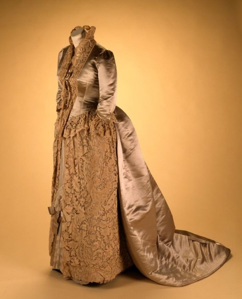lookingbackatfashionhistory:• Dinner dress. Designer: Charles Frederick Worth Date: ca. 1885 Pl