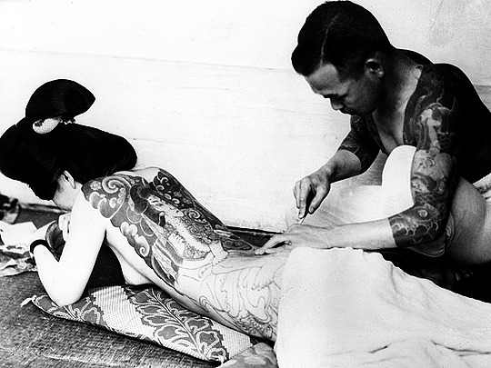 tokumusume:  An unidentified Japanese tattoo artist works on a woman’s backside.