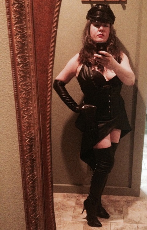 msannavalentina:  A glimpse.