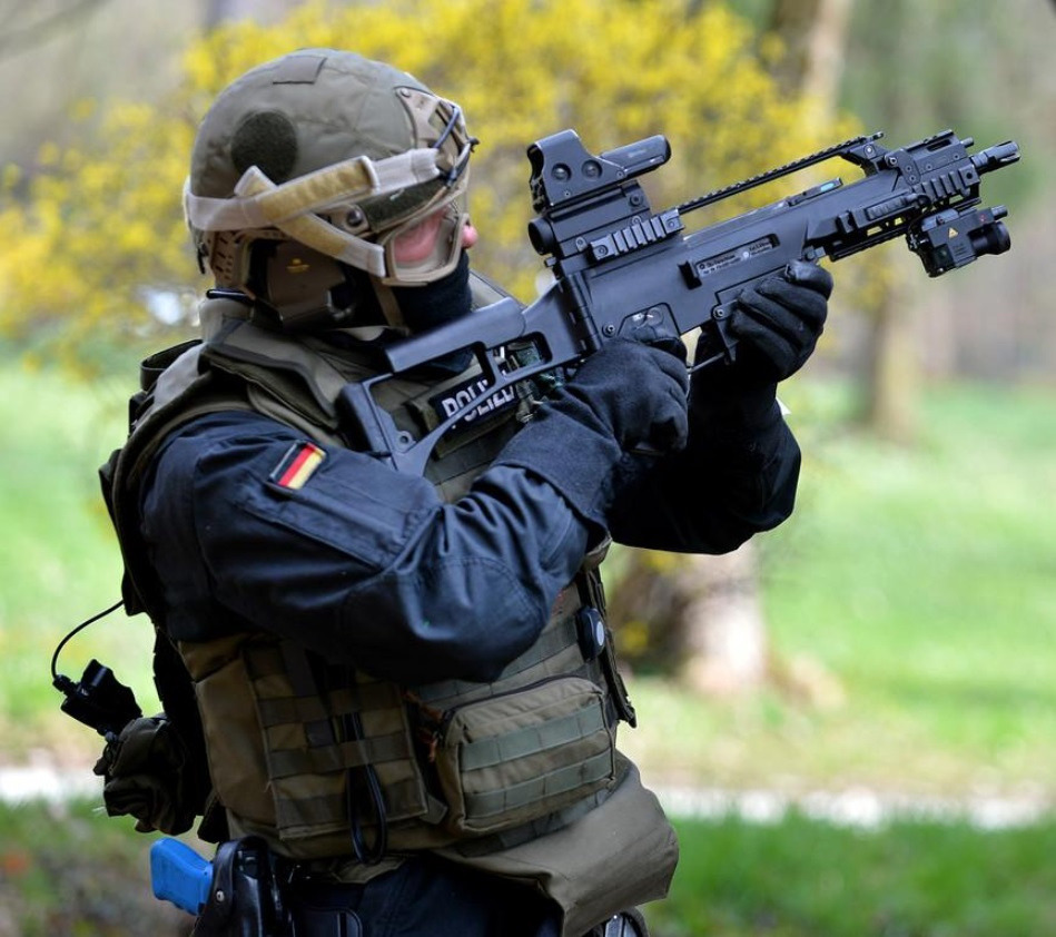 GSG-9 member with a tricked out HK G36C.