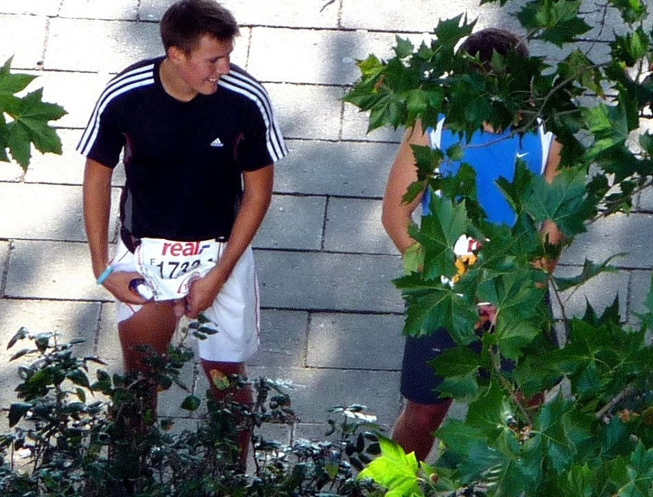 peeking-out-males:  mysportyboy2:  Runners caught pissing… Hey Guys here we are