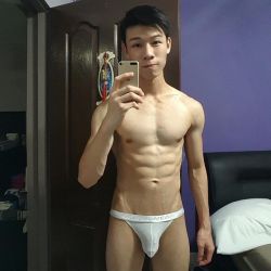 j-aime-asian-men:  boytoman99:Eugene H  Wow