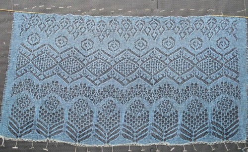 The border of a shetland shawl. The pattern is inspired by the williamson shawl on Ravelry. I&rsquo