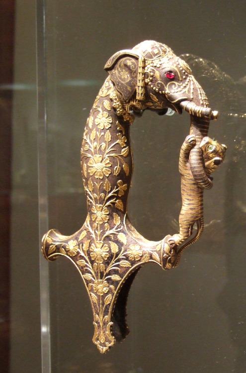 everythingasoiaf:  Sword hilt for a Triarch of the Elephant (©)  In Volantis, triarchs are chos