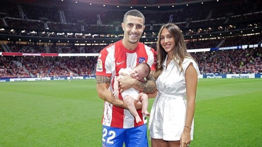 Mario Hermoso with his wife and son. (Credit: Atletico Madrid)