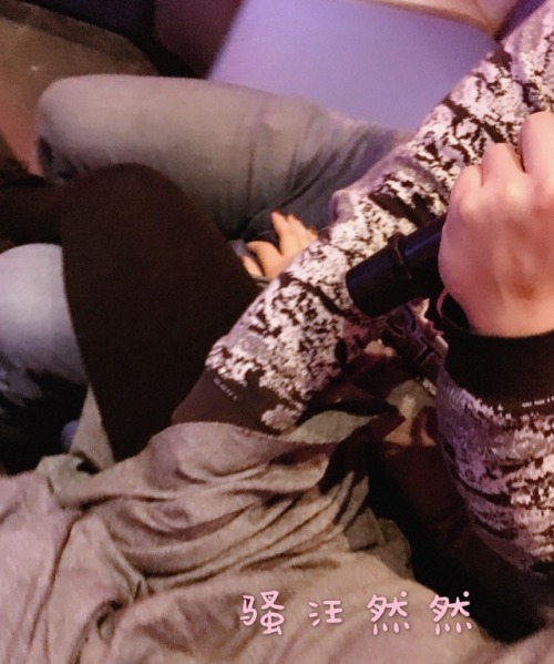 jocol: 3P第二章 “KTV” 和主人男票去酒店开了房间，把东西放好之后，因为肚子饿饿了，就决定先去吃饭饭！ 主人居然不许狗狗穿胸罩..好害羞..又有点兴奋 杨哥带着我们