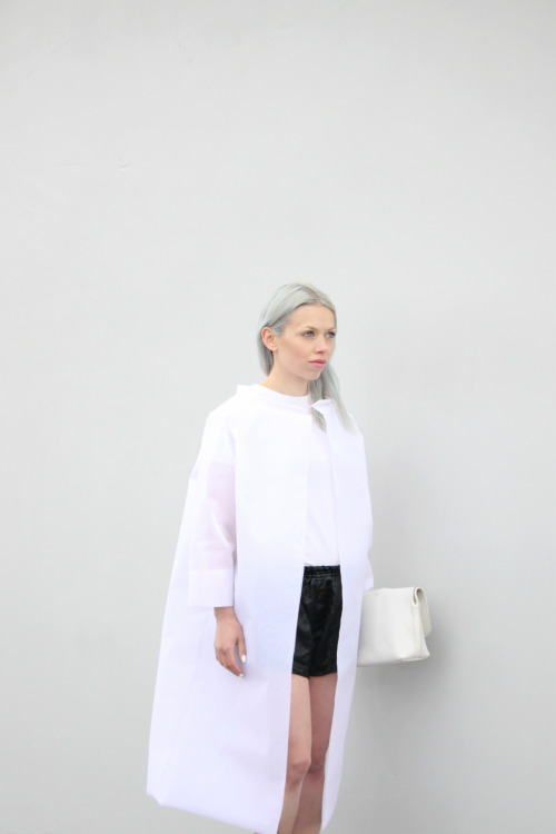 i-love-aesthetics:  short shorts + long coat 