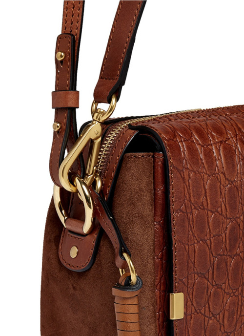 Posted : tinamotta.tumblr.comFonte : Lyst  - Chloe brown indy croc embossed leather camera bag