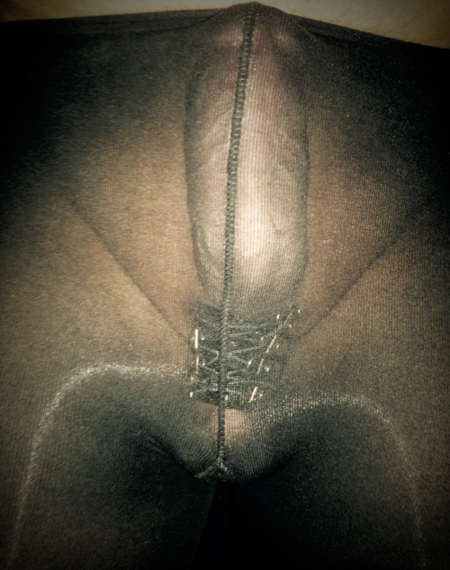 a-s-sissyslut:Sissys balls strechted in Nylons
