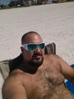 chubbyaddiction:  Hottie on beach…