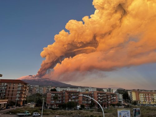 estperpetua:social media users posting pictures of etna’s eruption from their homes (16.02.2021)And 