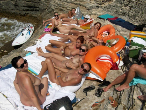 voyeuratthebeach:  Find a fuck buddy tonight: bit.ly/1RIsPy0