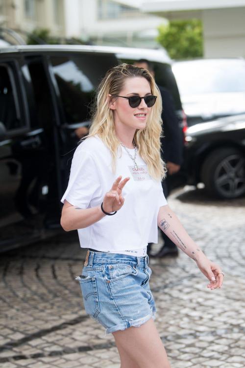 ▸  Kristen Stewart outside the Martinez hotel 