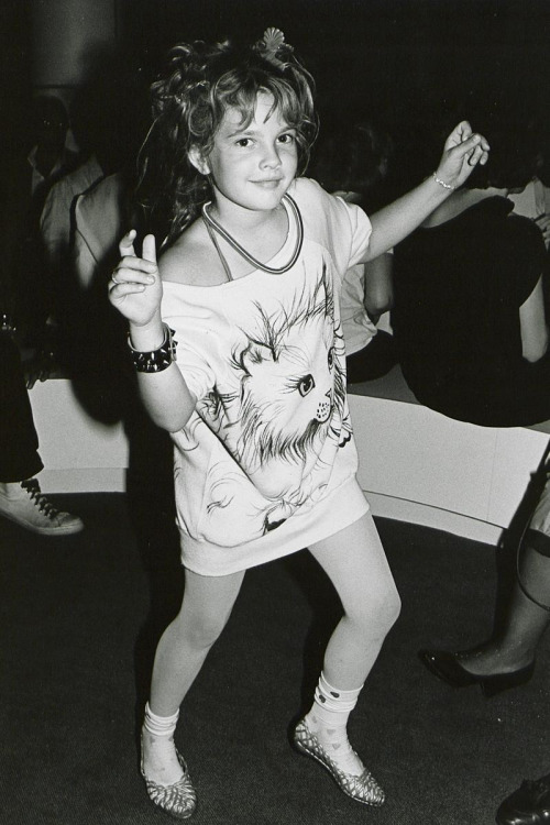 maryalmaelizabeth:Drew Barrymore dancing in a cat shirt and jellies.