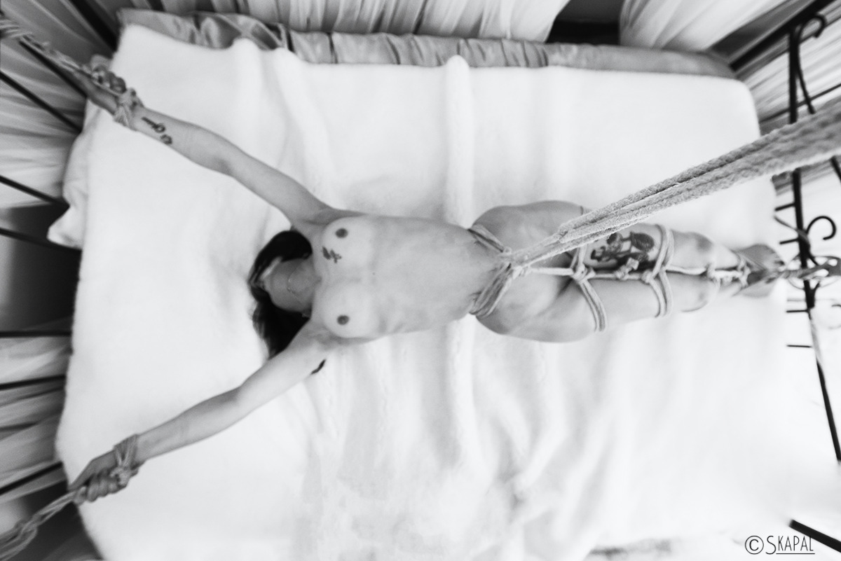 acordesetacris:  Elisabeth in bed.R&amp;P Skapal Photography©