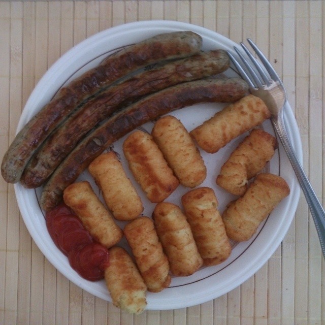 Stromibergwitz1 Lecker Bratwurste Mit Kroketten Und Ketchup