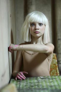 bohemiofilosofico:  velvet-porcelain-boy:  Maddie Ziegler     ¿Por qué los vídeos de Sia me dan melancolía? Pero solo donde sale esta hermosa niña…