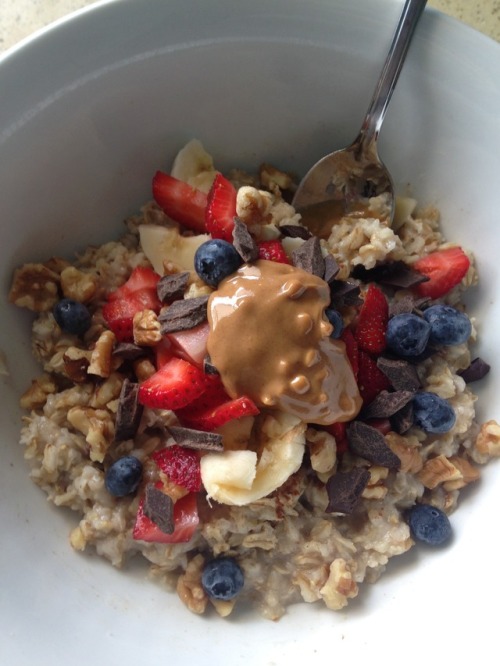 oatmeal with banana, strawberries, blueberries, walnuts, raw chocolate & peanut butter