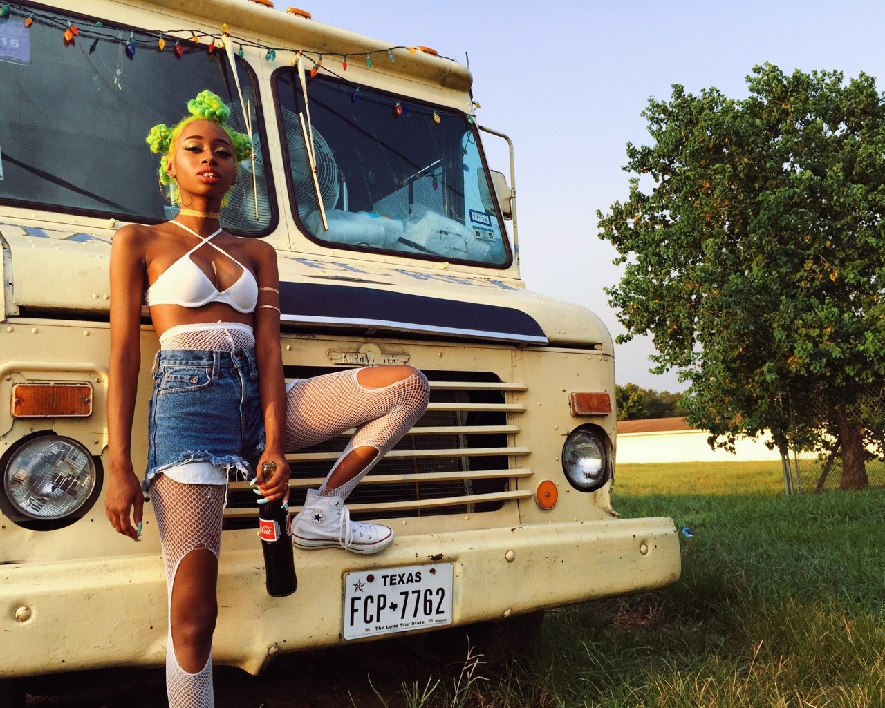 trebled-negrita-princess:  i FUCKING LOVE THOSE POPSICLES   Fucking love her hair