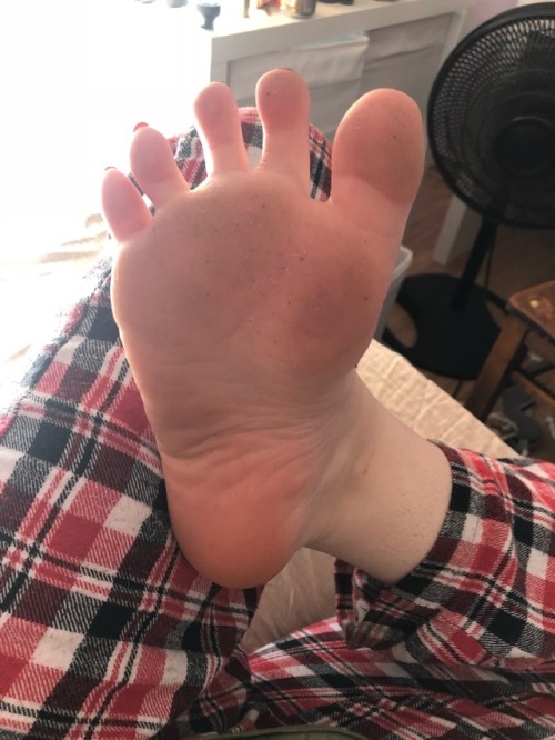 footbitchforyou: tickleme2tears: Reblog and see what happens  God, your dirty soles are so gorgeous!