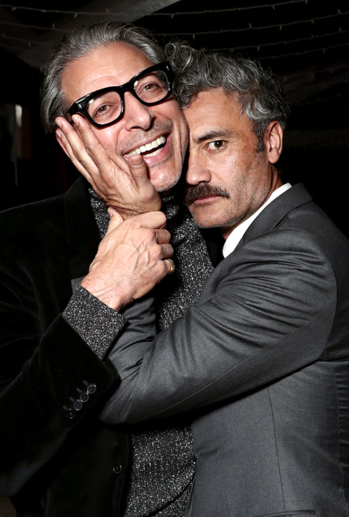 waititi:Jeff Goldblum & Taika Waititi©Todd Williamson // Amazon Studios Holiday Party, Inside, L