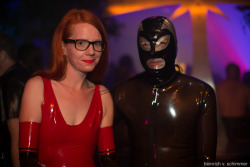 Eine junge Herrin in rotem Latex mit ihrem