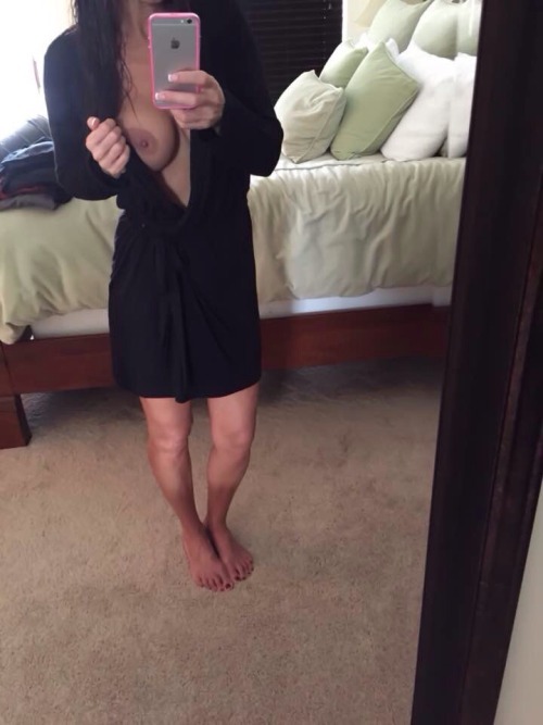 selfiestream:  http://bloggingdrunk.com/selfies