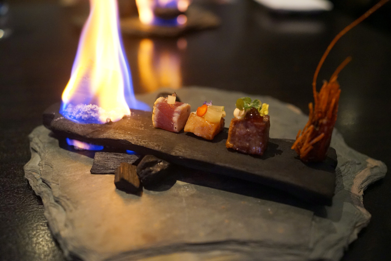 kathrynyu:  Highlights of dinner at Alinea: 1. Raw scallops on a bed of seaweed