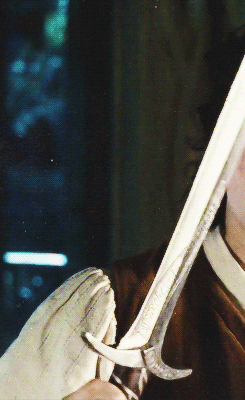 ohevenstar:  lotr/hobbit meme: day 7 - favorite weapon: sting  &ldquo;Somehow