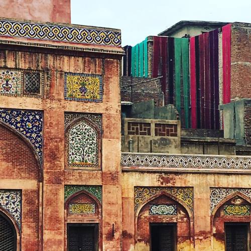 Lahore, Punjab. // Wazir Khan. #lahore #punjab #pakistan #architecture #mughaldesign (at Walled City