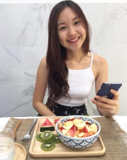 sgxmmsatisfaction:  I just get so turned on by girls who deliberately wear tight-fitting white tops so that they can flaunt their nice perky tits in public. Fap away guys!